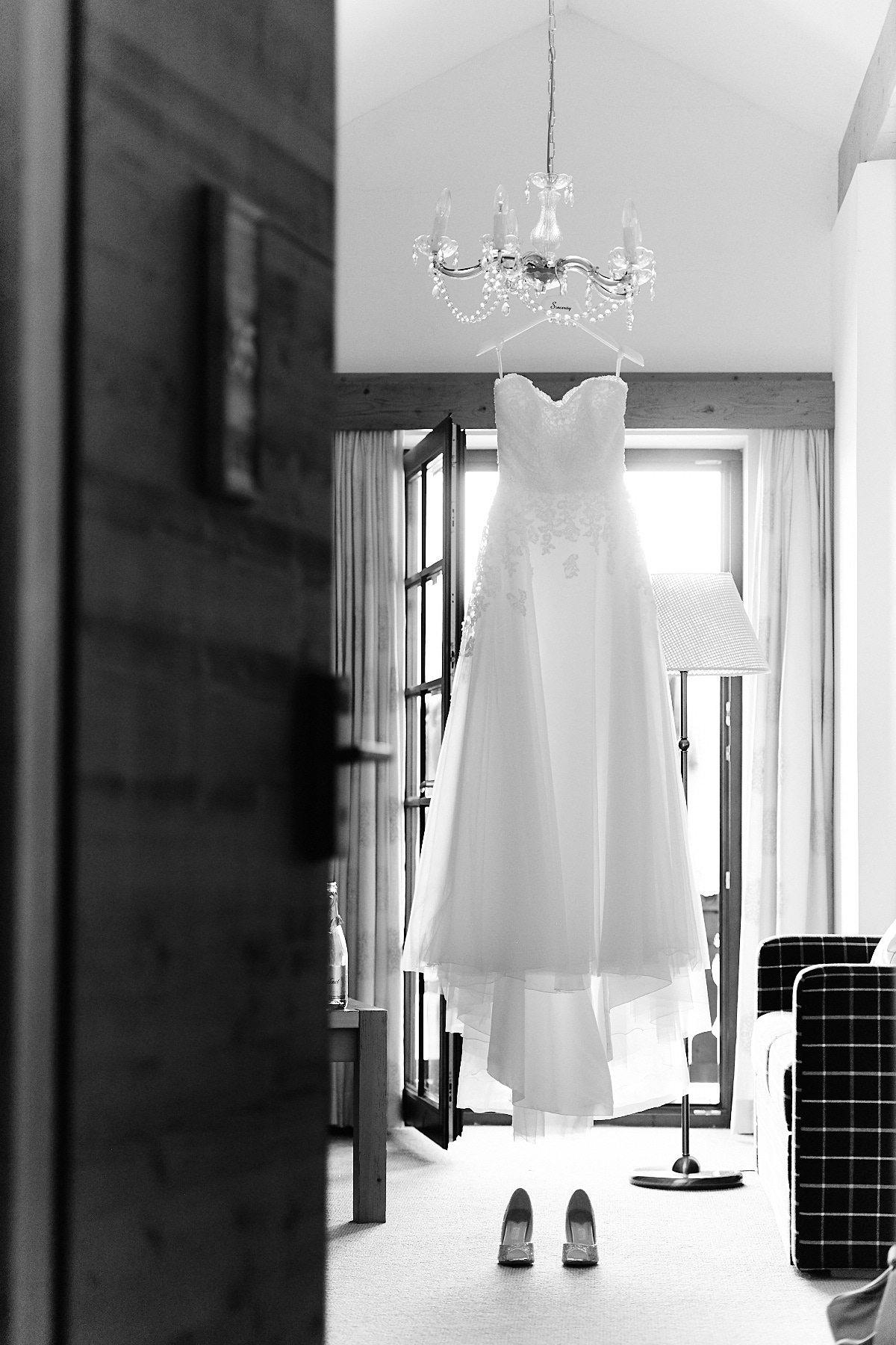 Hochzeitskleid im Gegenlicht